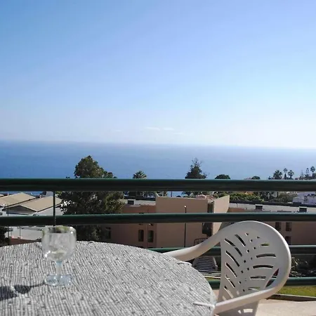 Pia's Place - With Sea View Apartment